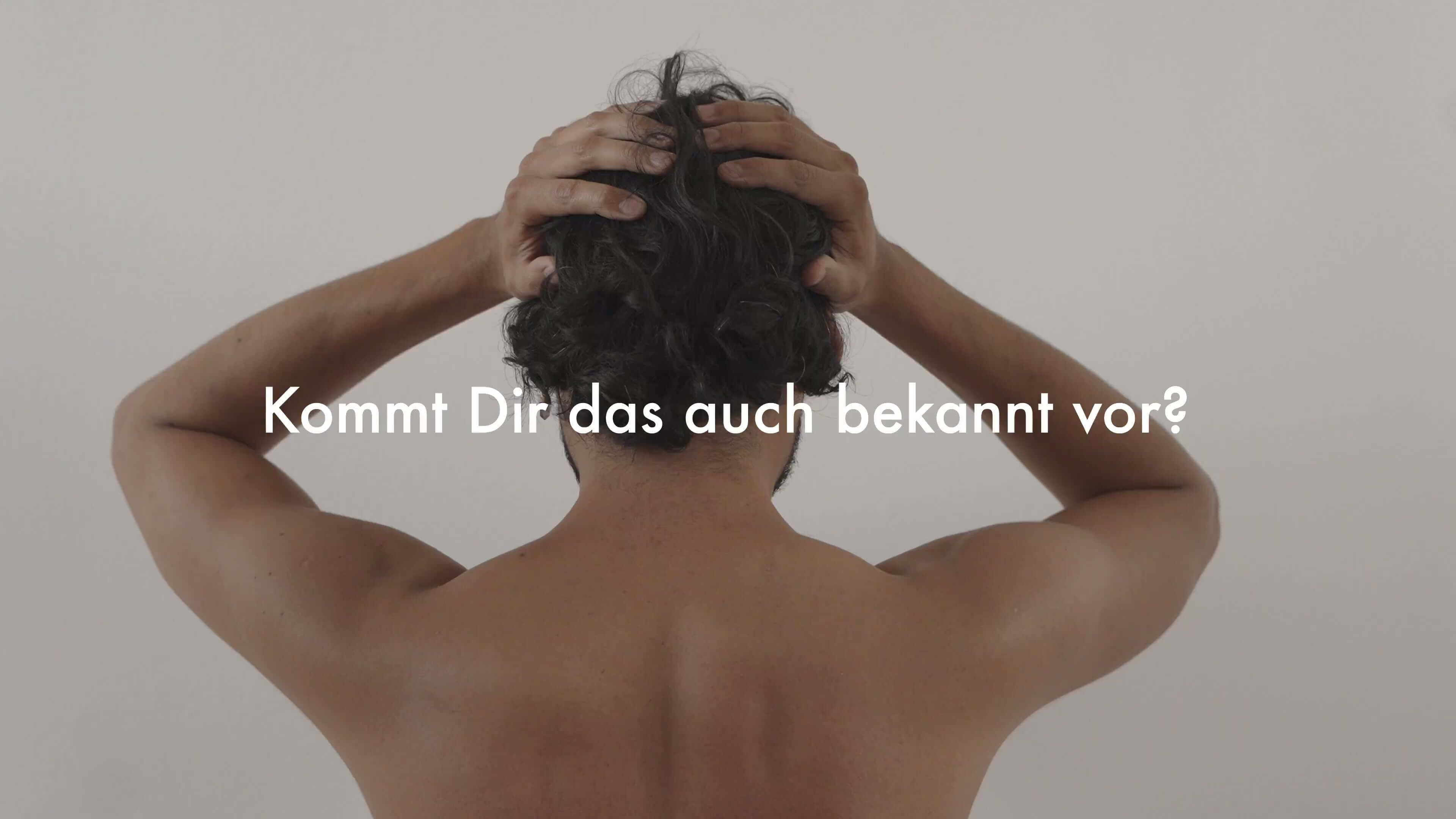 Vorschaubild des Videos der Akupressurmatte Mandala Pro von CALM ELEPHANT. Ein Mann steht mit dem Rücken zur Kamera und hält die Hände an den Kopf.