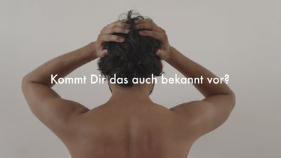 Vorschaubild des Videos der Akupressurmatte Mandala Pro von CALM ELEPHANT. Ein Mann steht mit dem Rücken zur Kamera und hält die Hände an den Kopf.
